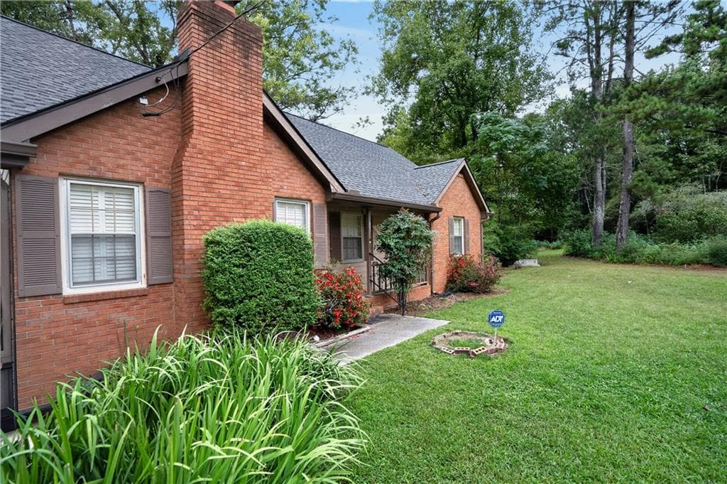3 bedroom, 2 bathroom, 1,422 sq ft single family residence for sale at 550 Creekwood Court, Conyers, GA 30094 — photo 6