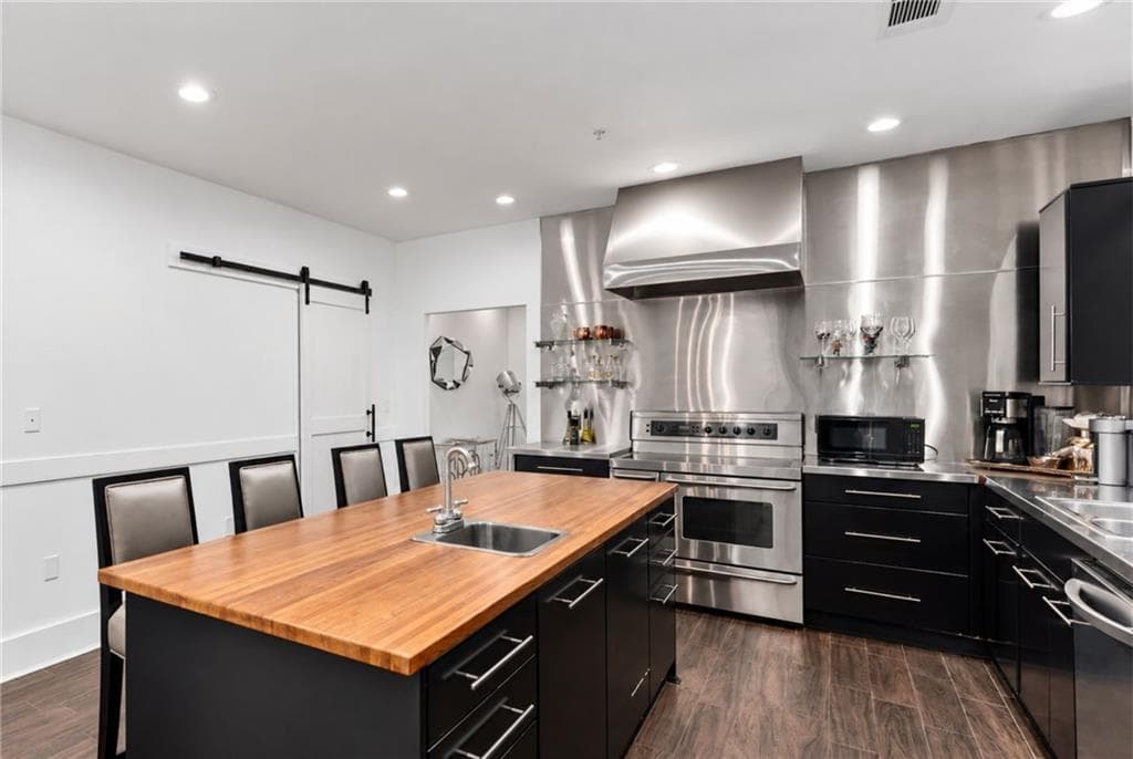 5 bedroom, 5 bathroom, 3,888 sq ft single family residence for rent at 6550 Powers Ferry Road, Sandy Springs, GA 30339 for $10,500 a month — photo 6