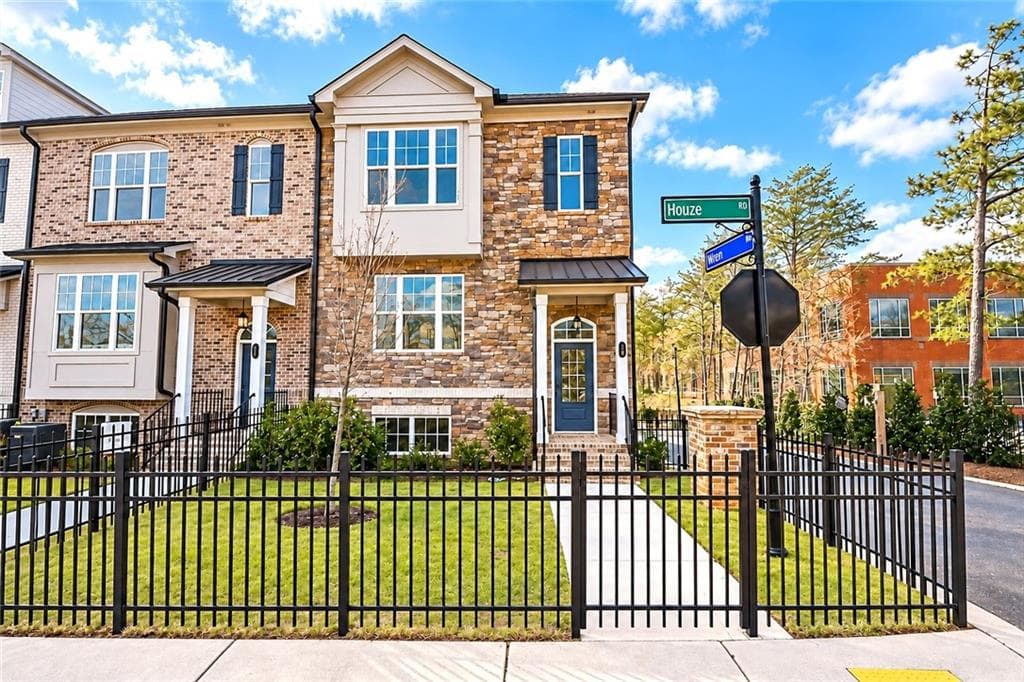 3 bedroom, 4 bathroom, 2,500 sq ft townhouse for sale at 120 Wren Drive, Roswell, GA 30076 — photo 1 of 31