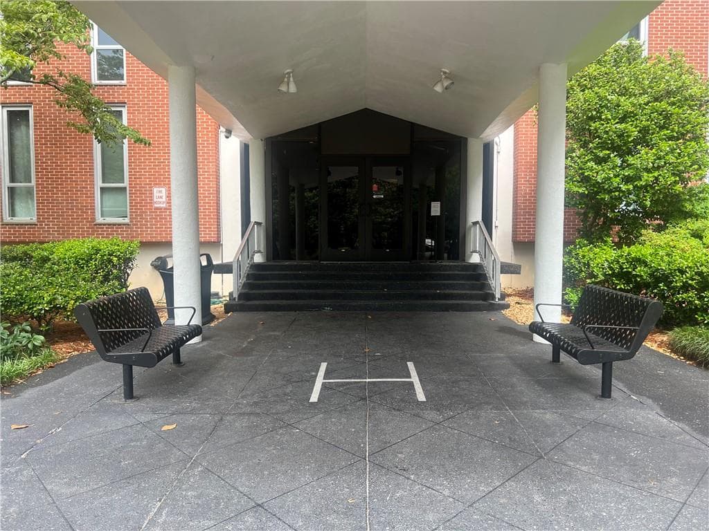 2 bedroom, 2 bathroom, 1,523 sq ft condominium for sale at 3060 Pharr Court North 515, Atlanta, GA 30305 — photo 2