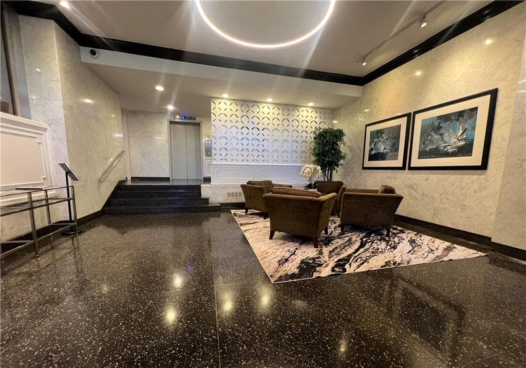 2 bedroom, 2 bathroom, 1,523 sq ft condominium for sale at 3060 Pharr Court North 515, Atlanta, GA 30305 — photo 3