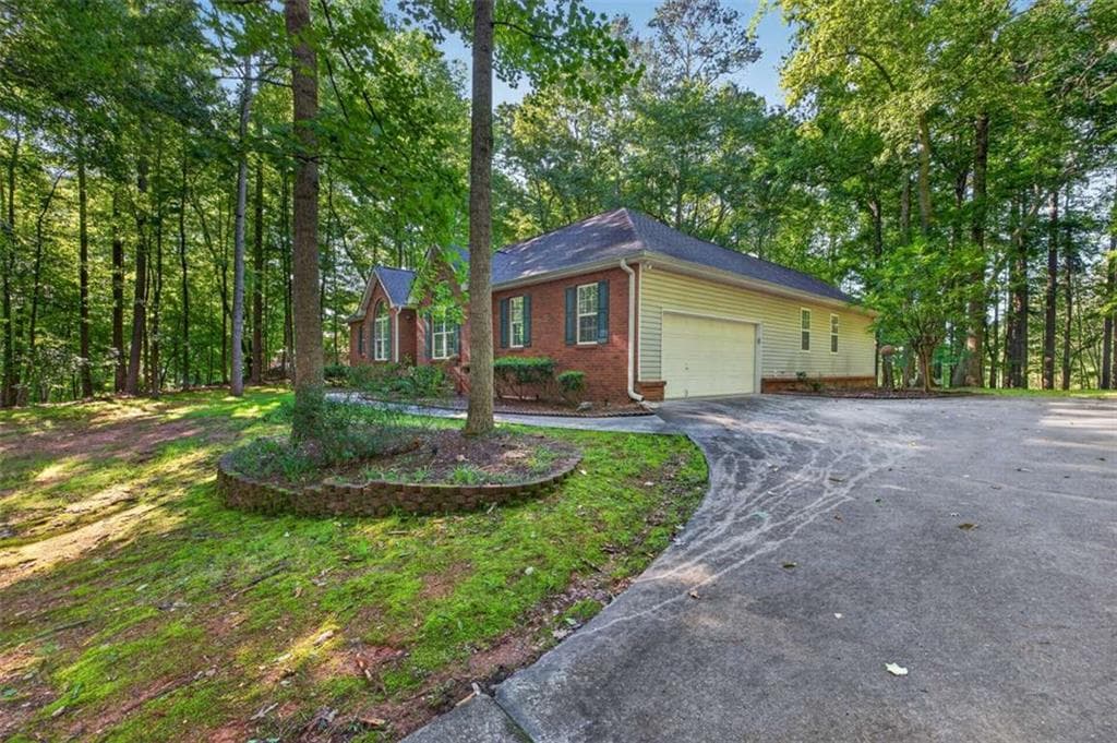 3 bedroom, 2 bathroom, 2,616 sq ft single family residence for sale at 20 Tabor Forest Drive, Oxford, GA 30054 — photo 3
