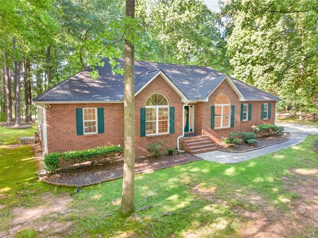 3 bedroom, 2 bathroom, 2,616 sq ft single family residence for sale at 20 Tabor Forest Drive, Oxford, GA 30054 — photo 4
