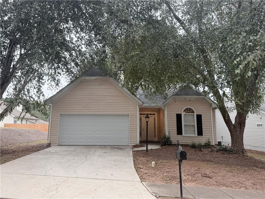 3 bedroom, 2 bathroom, 1,640 sq ft single family residence for rent at 204 Kingfisher Point, Stockbridge, GA 30281 for $2,050 a month
