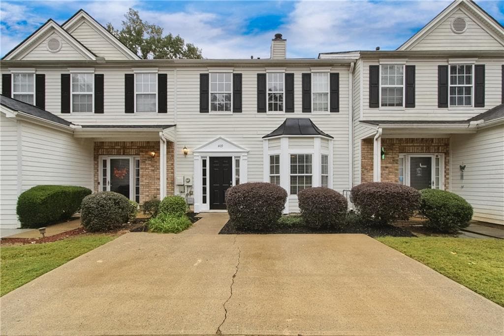 2 bedroom, 3 bathroom, 1,399 sq ft townhouse for sale at 409 Timber Gate Drive, Lawrenceville, GA 30045 — photo 1 of 25