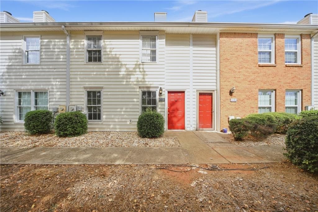 1 bedroom, 2 bathroom, 1,240 sq ft townhouse for sale at 992 Old Holcomb Bridge Road, Roswell, GA 30076