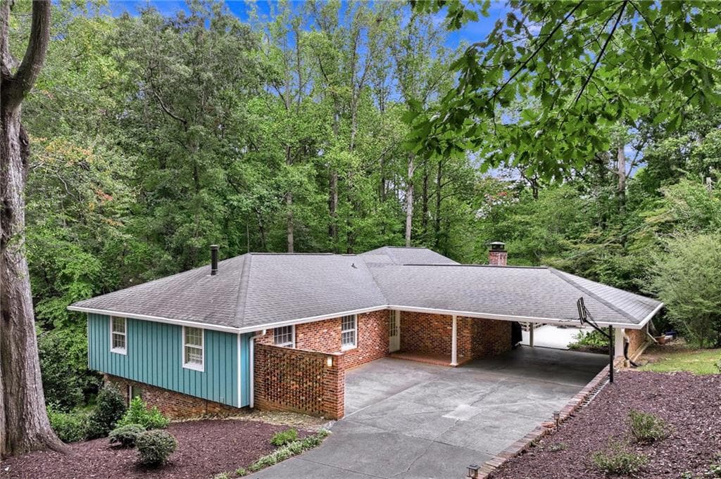 4 bedroom, 3 bathroom, 2,527 sq ft single family residence for sale at 1060 Cumberland Valley Road, Gainesville, GA 30501 — photo 2