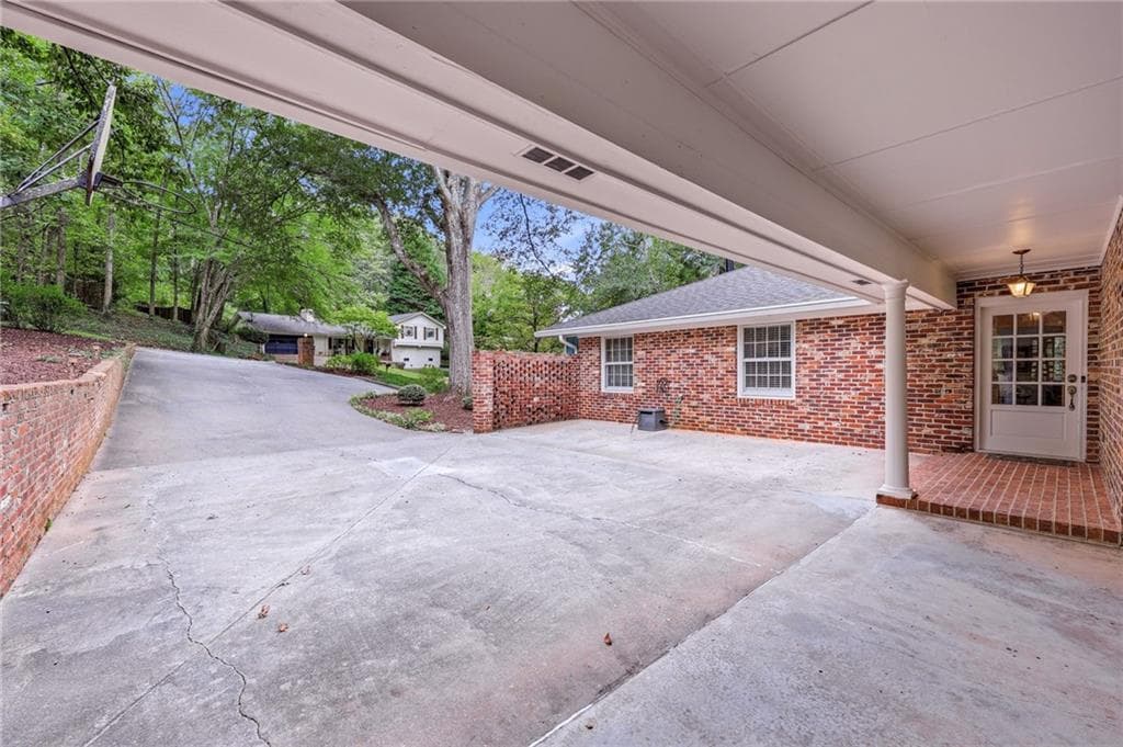 4 bedroom, 3 bathroom, 2,527 sq ft single family residence for sale at 1060 Cumberland Valley Road, Gainesville, GA 30501 — photo 5