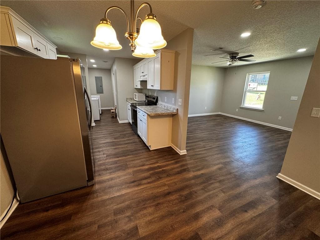 3 bedroom, 2 bathroom, 1,200 sq ft single family residence for sale at 994 Smith Avenue, Douglas, GA 31533 — photo 6