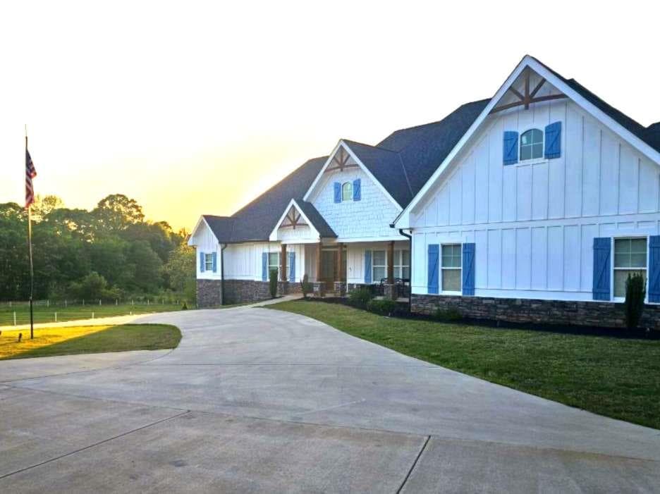 5 bedroom, 6 bathroom, 7,100 sq ft single family residence for sale at 433 Clover Drive, Social Circle, GA 30025 — photo 2