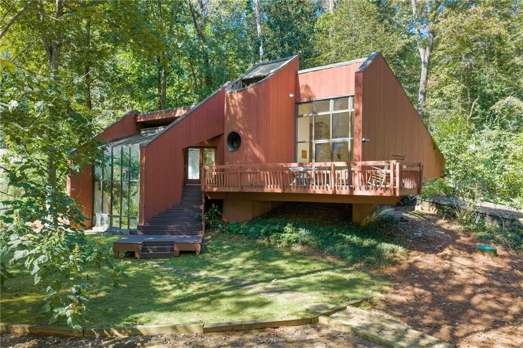 3 bedroom, 3 bathroom, 2,196 sq ft single family residence for sale at 253 Lakeshore Drive, Berkeley Lake, GA 30096 — photo 1 of 47