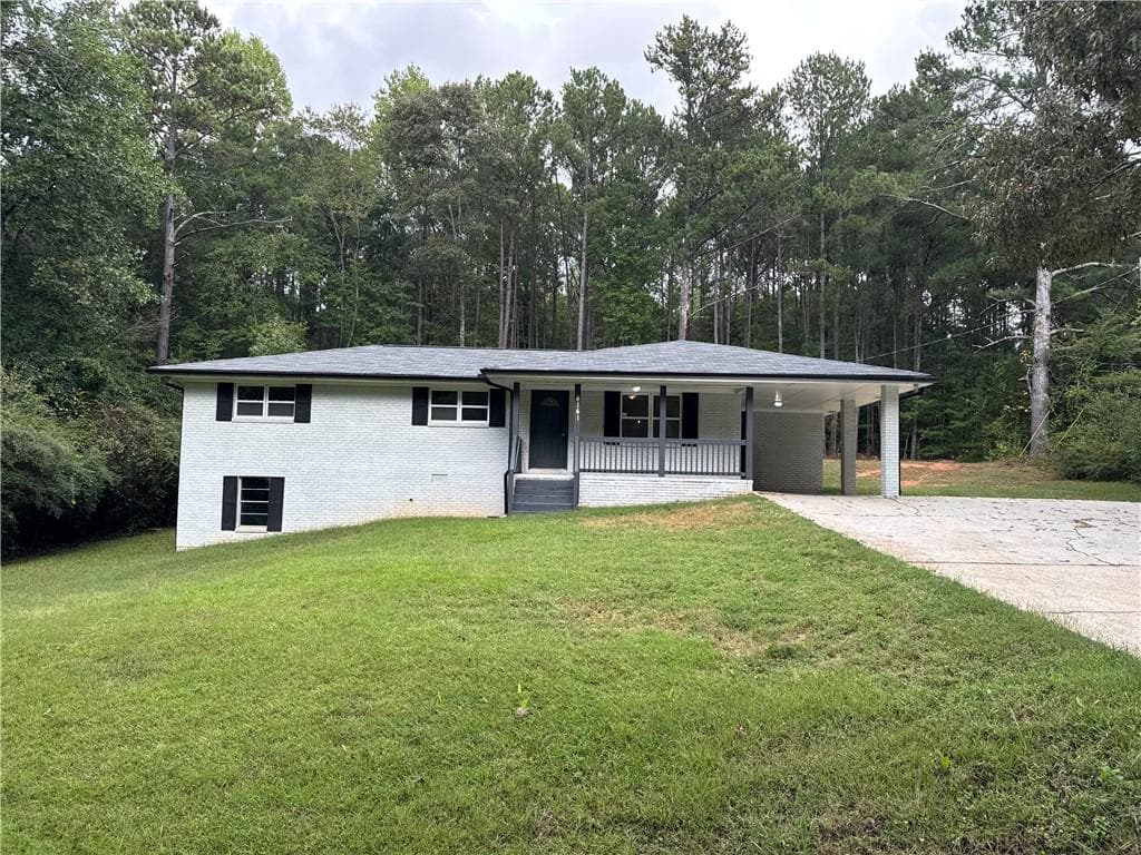 3 bedroom, 2 bathroom, 1,358 sq ft single family residence for sale at 4141 E Fairview Road, Stockbridge, GA 30281 — photo 1 of 26