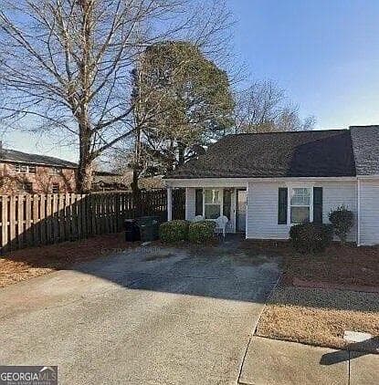 2 bedroom, 2 bathroom, 1,209 sq ft townhouse for sale at 1775 Summerwoods Lane, Griffin, GA 30224 — photo 1 of 12