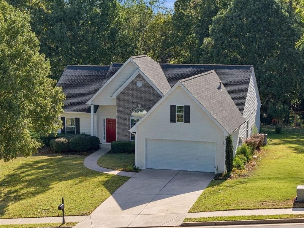 3 bedroom, 2 bathroom, 2,550 sq ft single family residence under contract at 2517 Weycroft Circle, Dacula, GA 30019 — photo 3