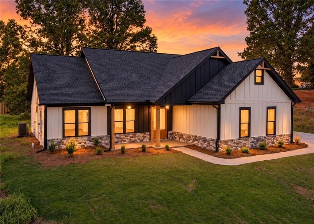 3 bedroom, 2 bathroom, 1,800 sq ft single family residence for sale at 373 Stonington Drive, Mount Airy, GA 30563