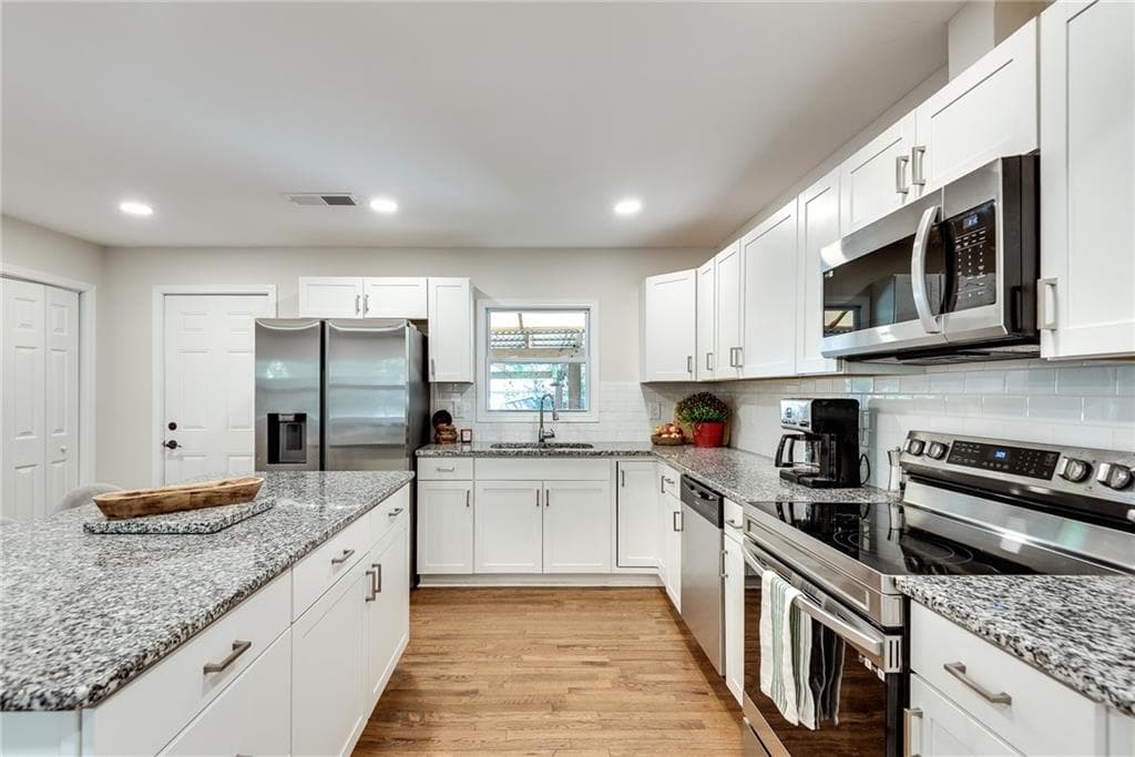3 bedroom, 2 bathroom, 1,389 sq ft single family residence for sale at 2994 Westbury Drive, Decatur, GA 30033 — photo 7