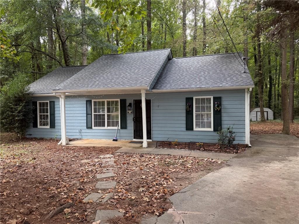 3 bedroom, 2 bathroom, 1,118 sq ft single family residence for sale at 122 Oriole Drive, Jonesboro, GA 30238