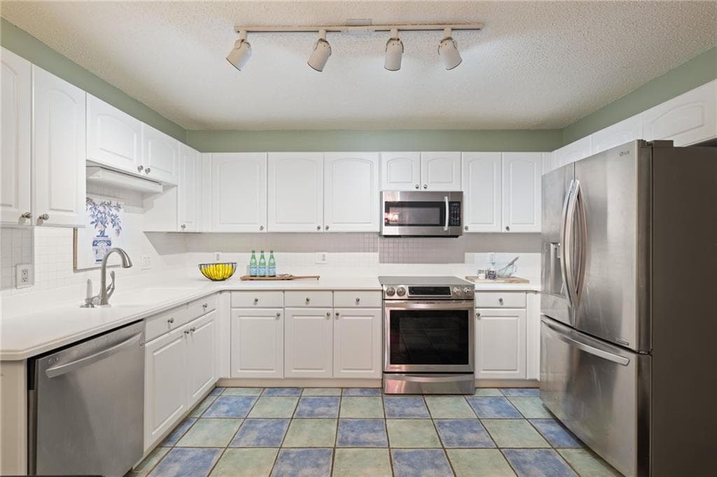 3 bedroom, 3 bathroom, 2,230 sq ft condominium for sale at 3909 Ashford Lake Court, Atlanta, GA 30319 — photo 10