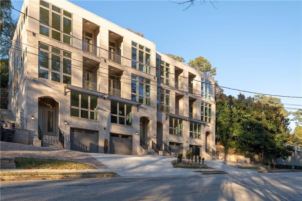 4 bedroom, 4 bathroom, 3,760 sq ft townhouse for rent at 172 Oxbo Road, Roswell, GA 30075 for $4,950 a month — photo 2