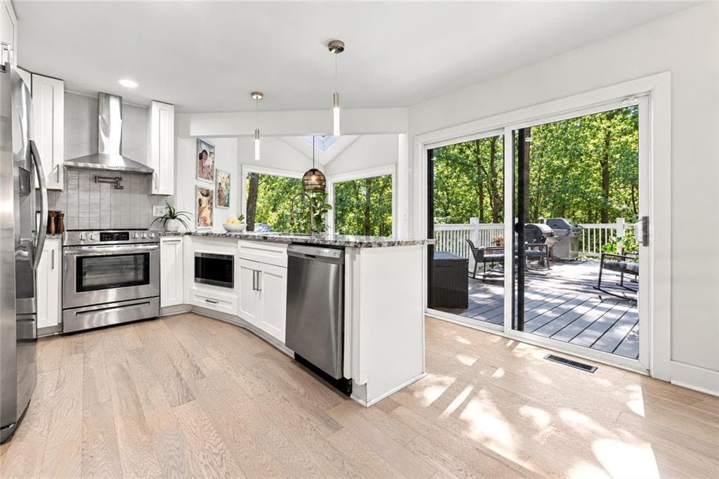 4 bedroom, 3 bathroom, 3,293 sq ft single family residence for sale at 200 Pitch Lake Lane, Roswell, GA 30076 — photo 6