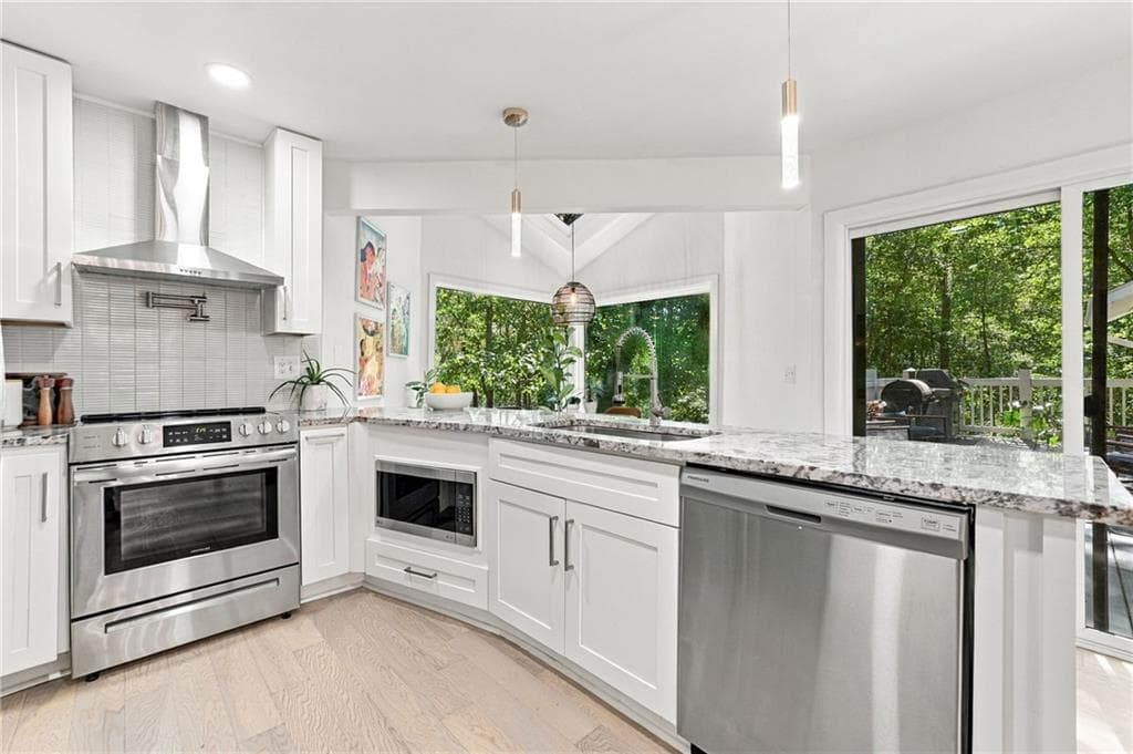 4 bedroom, 3 bathroom, 3,293 sq ft single family residence for sale at 200 Pitch Lake Lane, Roswell, GA 30076 — photo 7