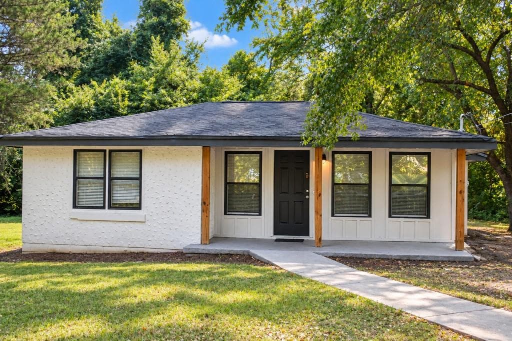 2 bedroom, 2 bathroom, 900 sq ft single family residence for sale at 1192 Pleasant Circle, Conyers, GA 30012 — photo 1 of 11