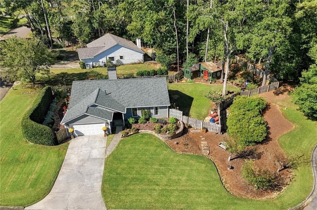 3 bedroom, 2 bathroom, 1,820 sq ft single family residence for sale at 400 N Kimberly Court, Roswell, GA 30076 — photo 2