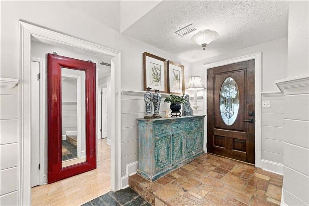 3 bedroom, 2 bathroom, 1,820 sq ft single family residence for sale at 400 N Kimberly Court, Roswell, GA 30076 — photo 4