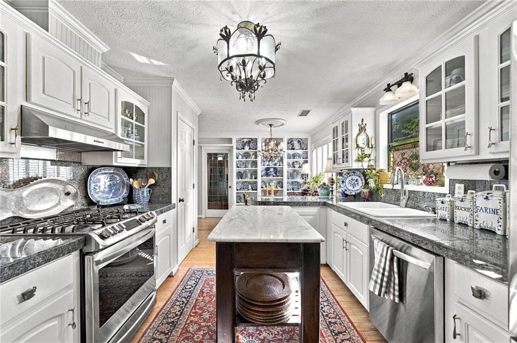 3 bedroom, 2 bathroom, 1,820 sq ft single family residence for sale at 400 N Kimberly Court, Roswell, GA 30076 — photo 10