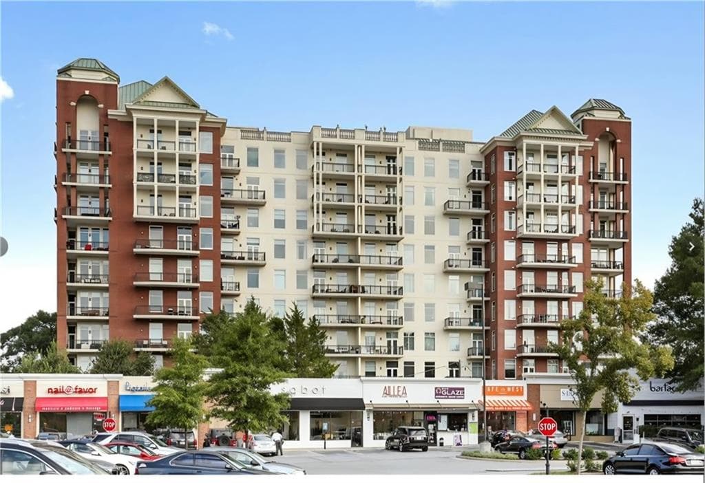 1 bedroom, 1 bathroom, 1,215 sq ft condominium for sale at 3820 Roswell Road, Atlanta, GA 30342 — photo 1 of 26