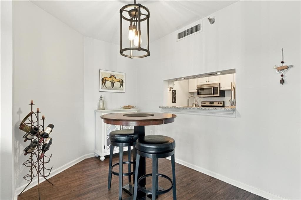 1 bedroom, 1 bathroom, 820 sq ft condominium for sale at 1 Biscayne Drive 609, Atlanta, GA 30309 — photo 3