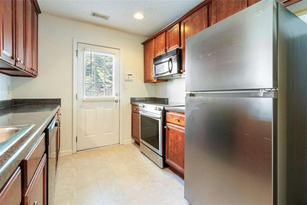 2 bedroom, 2 bathroom, 1,256 sq ft townhouse for sale at 8190 Oakley Circle # 2, Union City, GA 30291 — photo 8
