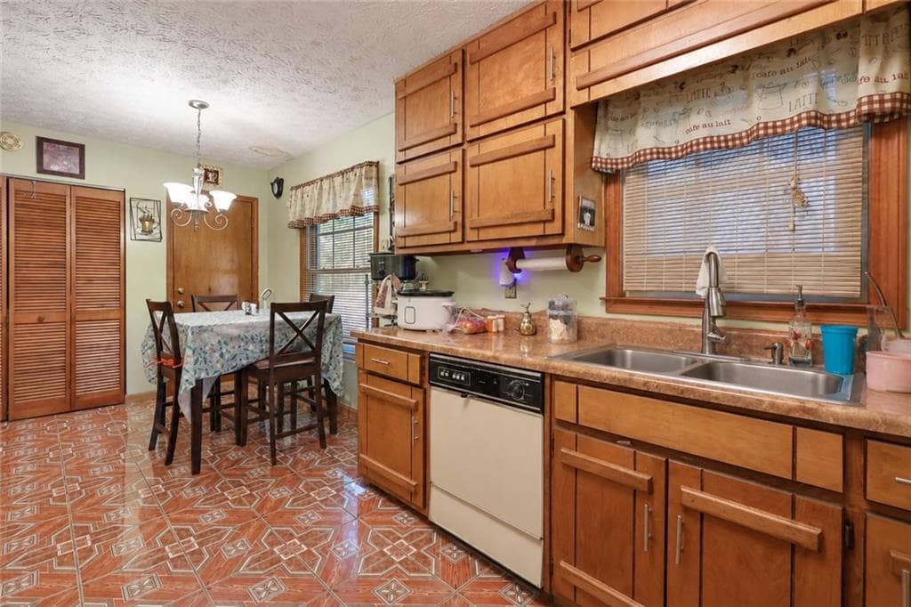 3 bedroom, 2 bathroom, 1,242 sq ft single family residence for sale at 1643 Hearthstone Way, Jonesboro, GA 30236 — photo 9