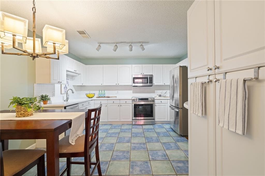 3 bedroom, 3 bathroom, 2,230 sq ft condominium for sale at 3909 Ashford Lake Court, Atlanta, GA 30319 — photo 9