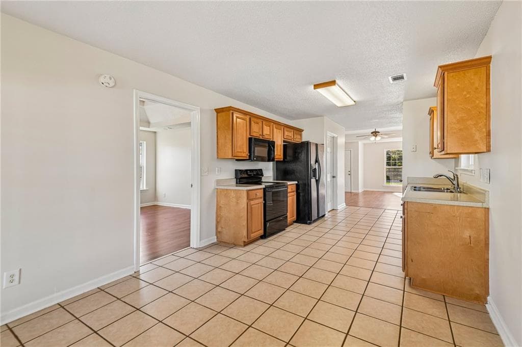 3 bedroom, 2 bathroom, 1,371 sq ft single family residence for sale at 902 Haverhill Circle, Warner Robins, GA 31088 — photo 2