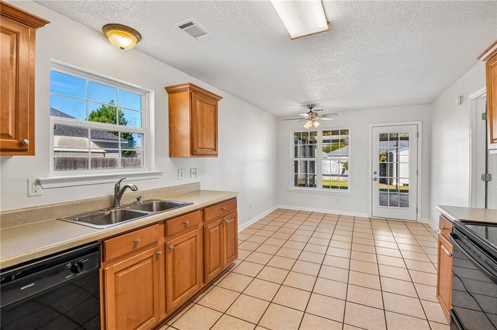 3 bedroom, 2 bathroom, 1,371 sq ft single family residence for sale at 902 Haverhill Circle, Warner Robins, GA 31088 — photo 6