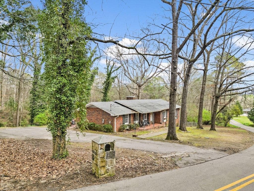 3 bedroom, 2 bathroom, 1,866 sq ft single family residence for sale at 206 Hammond Drive, Summerville, GA 30747 — photo 1 of 38