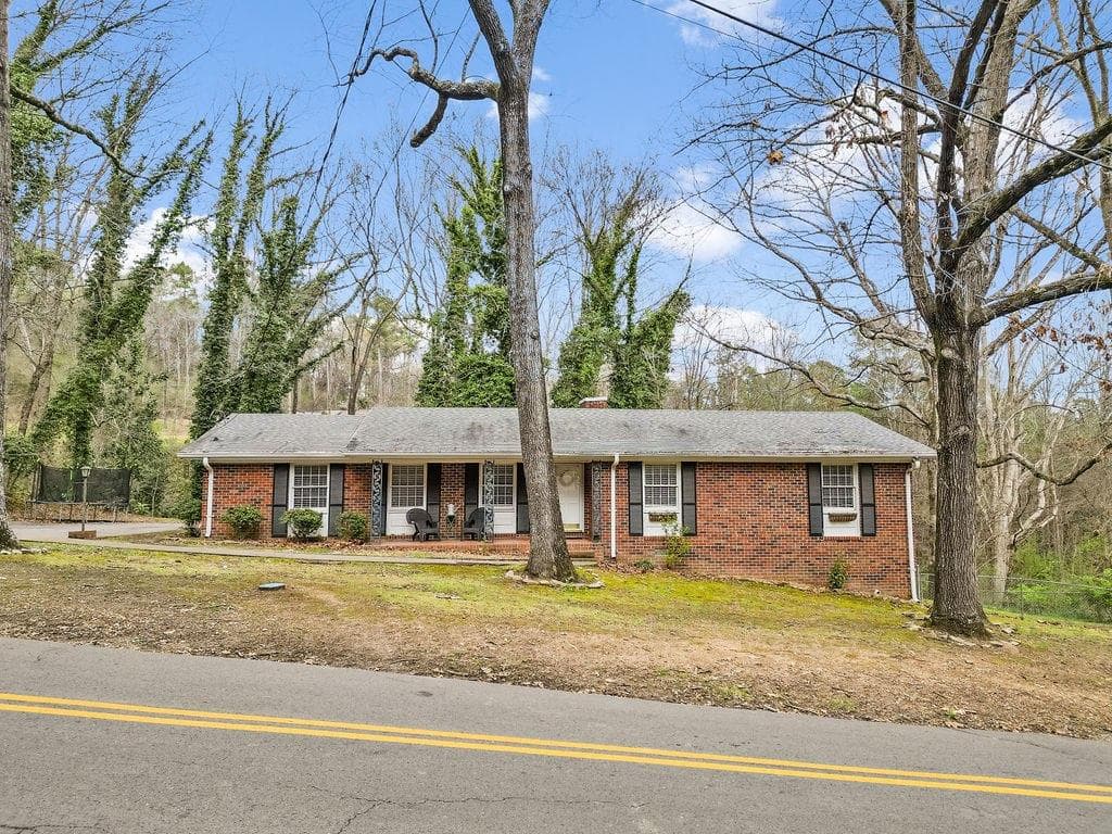 3 bedroom, 2 bathroom, 1,866 sq ft single family residence for sale at 206 Hammond Drive, Summerville, GA 30747 — photo 2