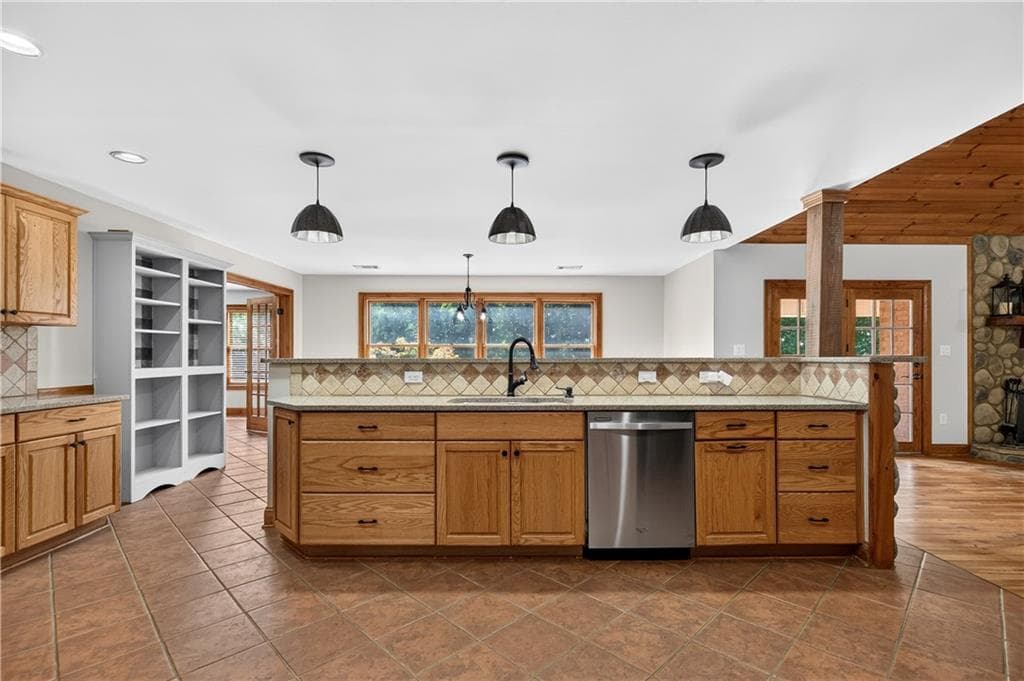 6 bedroom, 6 bathroom, 6,736 sq ft single family residence for sale at 221 Valley Way, Hampton, GA 30228 — photo 10