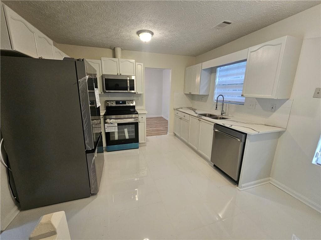 3 bedroom, 2 bathroom, 1,713 sq ft single family residence for sale at 6060 Old Wellborn Trace, Lithonia, GA 30058 — photo 4