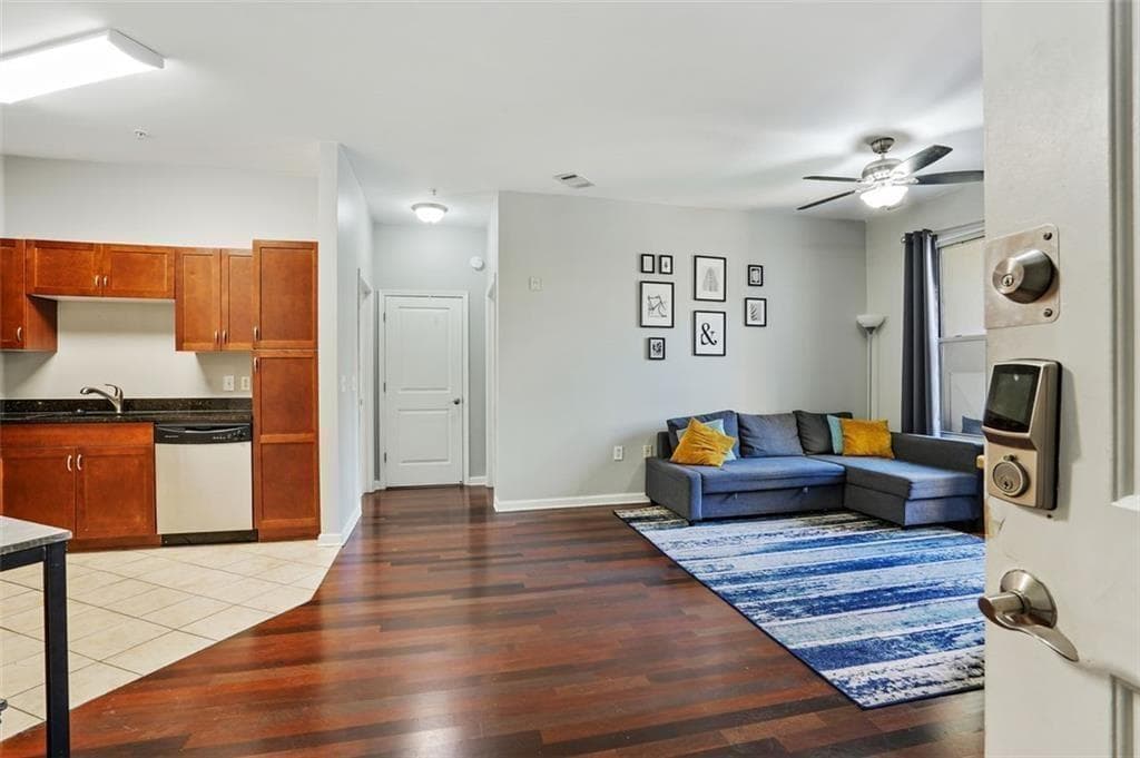 2 bedroom, 2 bathroom, 991 sq ft condominium for sale at 870 MAYSON TURNER Road 1127, Atlanta, GA 30314