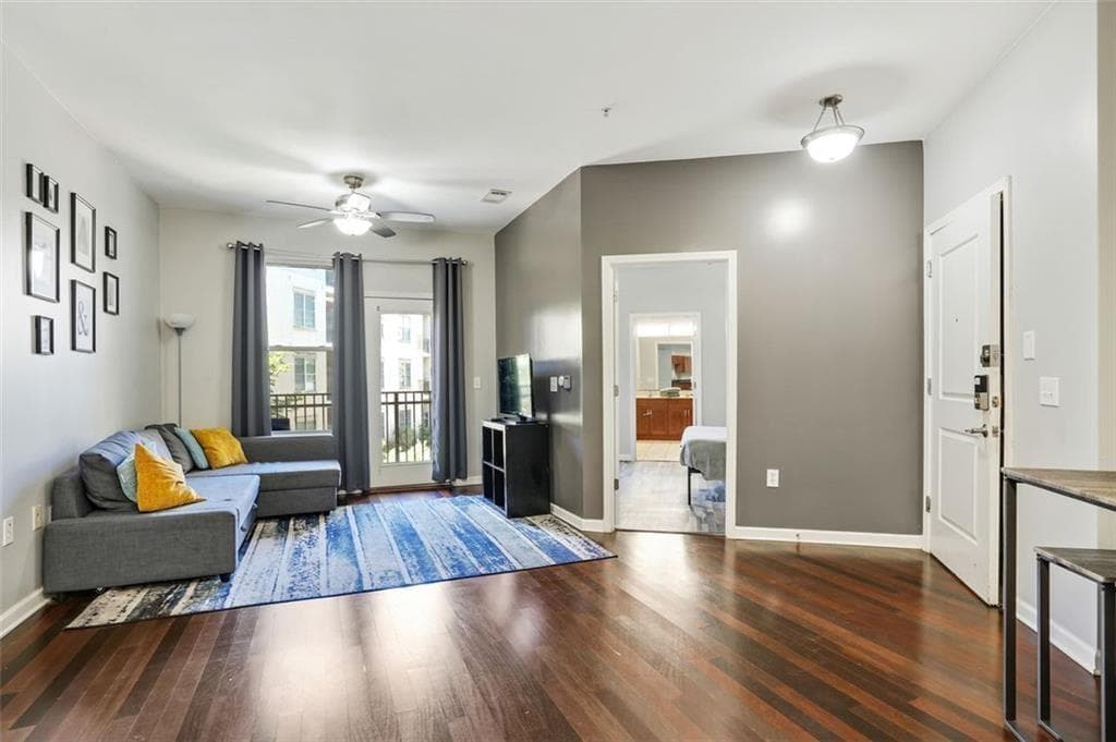 2 bedroom, 2 bathroom, 991 sq ft condominium for sale at 870 MAYSON TURNER Road 1127, Atlanta, GA 30314 — photo 2