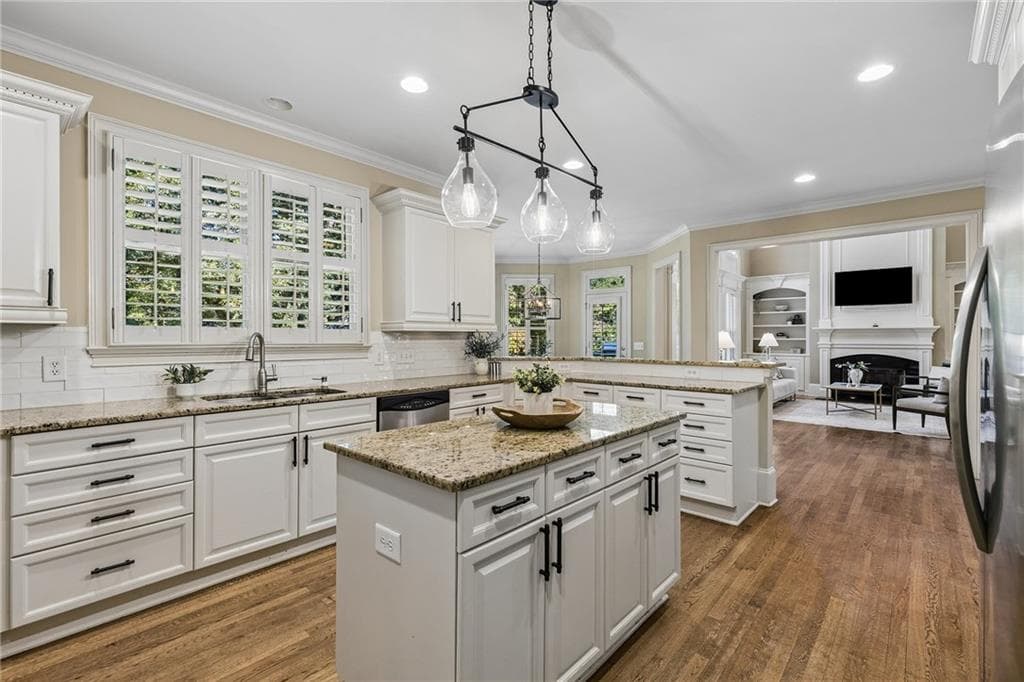 5 bedroom, 6 bathroom, 6,144 sq ft single family residence for sale at 115 Amberly Place, Roswell, GA 30075 — photo 2