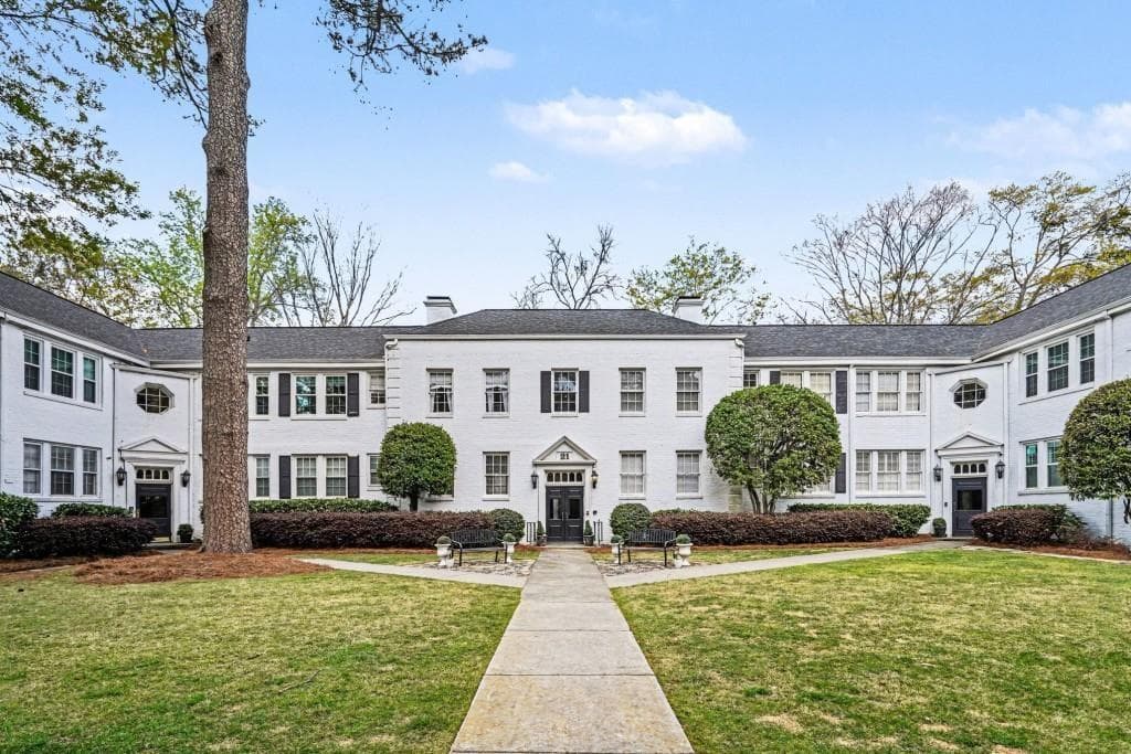 1 bedroom, 1 bathroom, 602 sq ft condominium for rent at 21 Peachtree Memorial Drive 8A, Atlanta, GA 30309 for $1,250 a month — photo 1 of 34