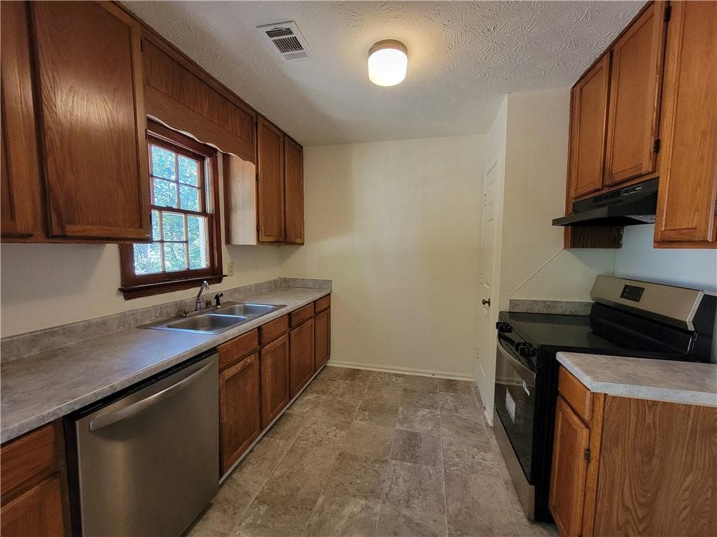 3 bedroom, 2 bathroom, 1,465 sq ft single family residence for sale at 3376 Montheath Pass, Duluth, GA 30096 — photo 7