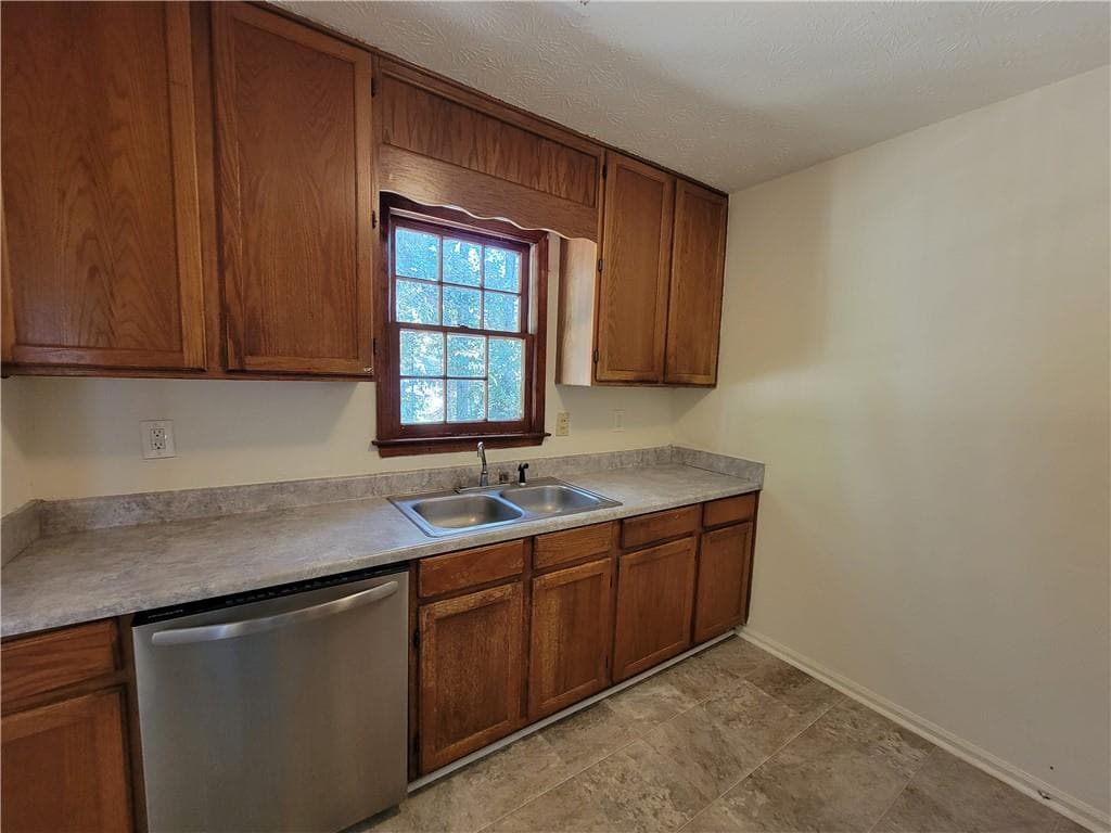 3 bedroom, 2 bathroom, 1,465 sq ft single family residence for sale at 3376 Montheath Pass, Duluth, GA 30096 — photo 8