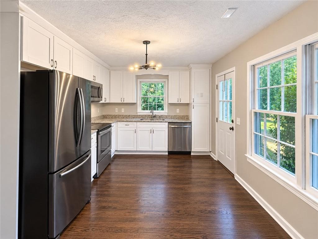 3 bedroom, 2 bathroom, 1,903 sq ft single family residence for sale at 2601 Sandy Court, Marietta, GA 30066 — photo 2