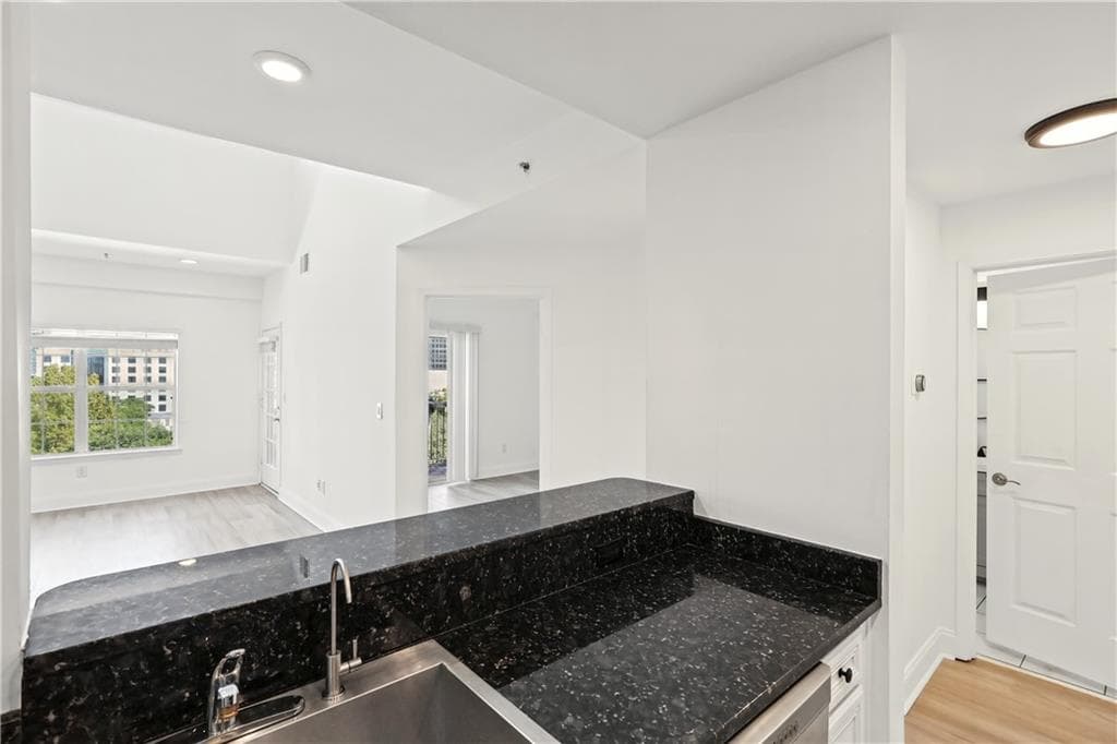 2 bedroom, 2 bathroom, 1,000 sq ft condominium for sale at 1075 NE Peachtree Walk A517, Atlanta, GA 30309 — photo 9