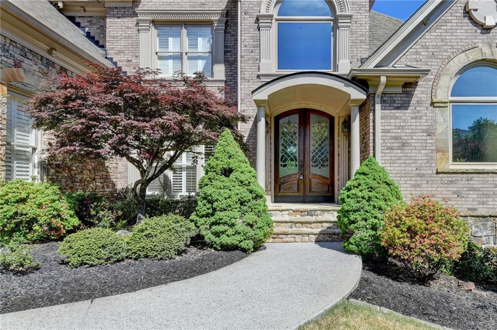 6 bedroom, 6 bathroom, 5,972 sq ft single family residence for sale at 9030 Moor Park Run, Duluth, GA 30097 — photo 3