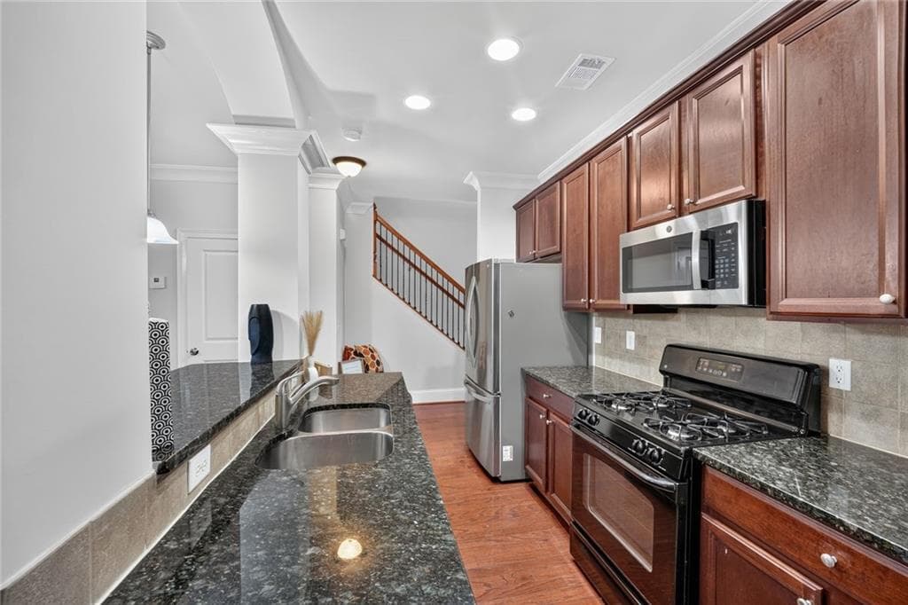 3 bedroom, 3 bathroom, 1,996 sq ft townhouse for sale at 3228 Claudia Place, Peachtree Corners, GA 30092 — photo 6